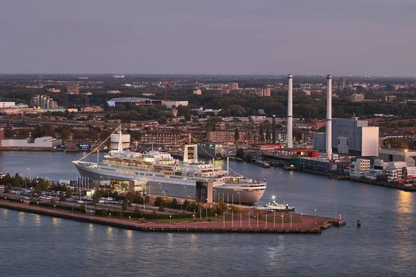 Роттердамская набережная, SS Rotterdam в сумерках — стоковое фото