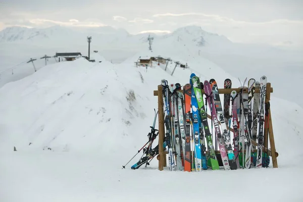 Skis au sommet des pistes — Photo