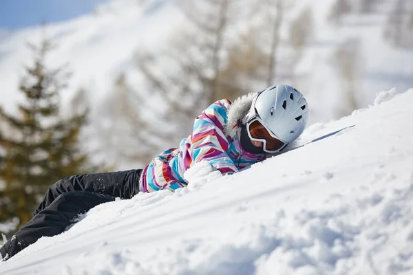 Лижник, відпочиваючи на снігу — стокове фото