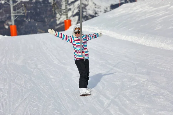 Kadın snowboardcu telesiyej kullanarak — Stok fotoğraf