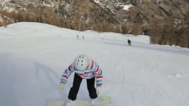 Snowboardcu görüntüyü takip ediyor