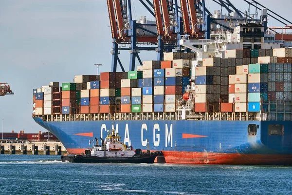 Enorme containerschip — Stockfoto