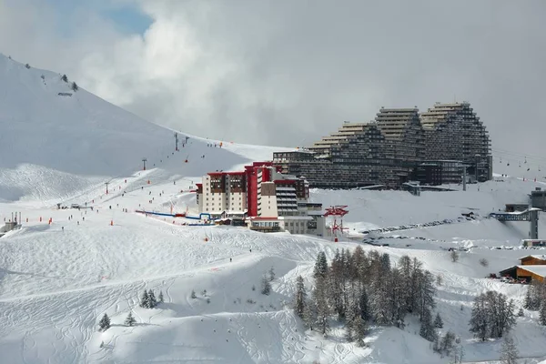 Pistes de ski, avec beaucoup de monde — Photo