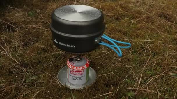 Camping equipamentos de cozinha na tempestade granizo — Vídeo de Stock