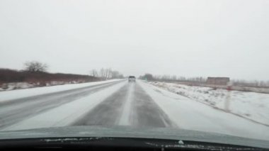 Karda araba kullanırken