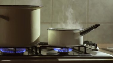 Esrardan buhar pişiriyorum.