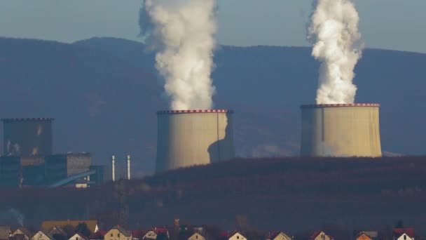 Central eléctrica y aldea — Vídeos de Stock