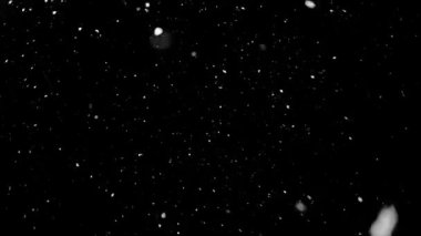 Geceleri kar yağıyor.