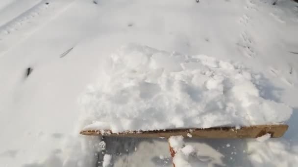 Выгребать снег с подъездной дорожки — стоковое видео