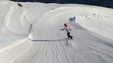 Snowboardcu bayıra düşüyor.