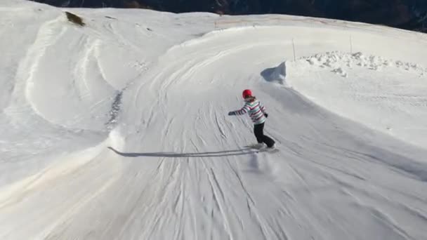 Сноубордист падает на склон — стоковое видео