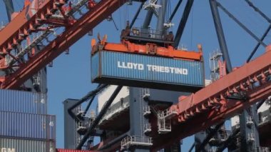 Bir gemide konteynırlar yükleniyor