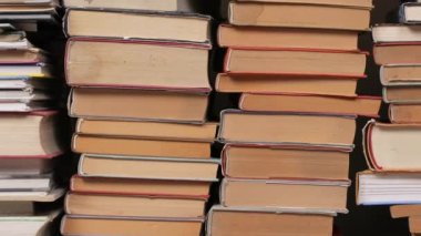 Kitap duvarı birikti.