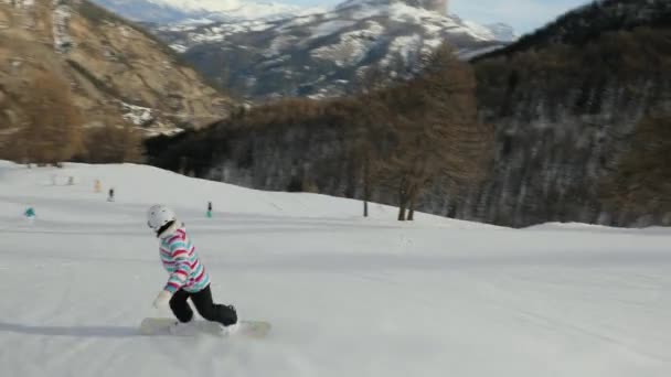 Snowboarder seguir tiro — Vídeo de Stock