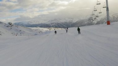 Snowboardcu görüntüyü takip ediyor