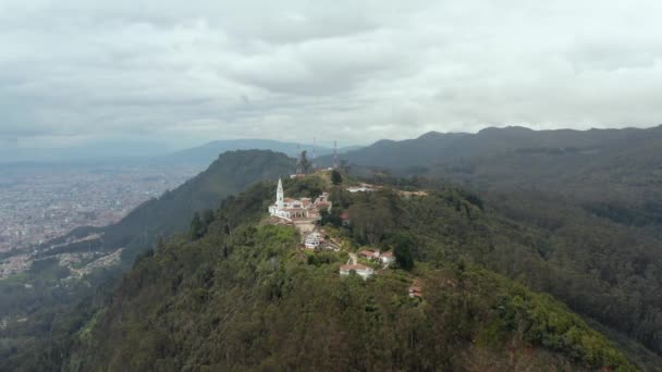 Monserrate hill em Bogotá imagens aéreas — Vídeo de Stock