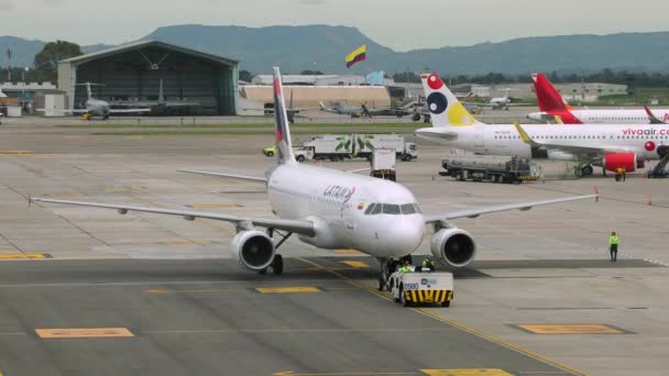 Flugzeug auf Flughafen von Abschleppwagen zurückgedrängt — Stockvideo