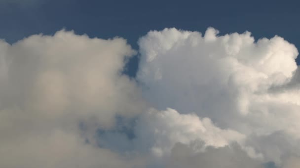 Chmury poruszające się na niebieskim niebie — Wideo stockowe