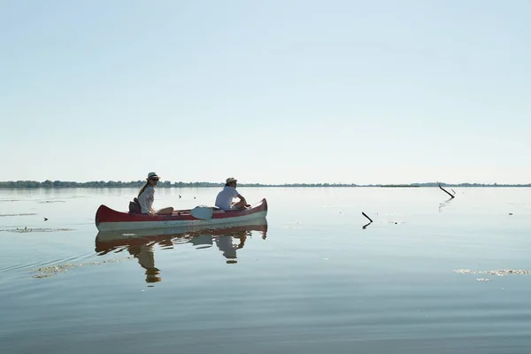 Canoa su un lago — Foto Stock