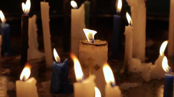 Svíčky v temném kostele — Stock video