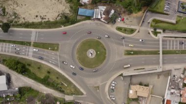 Yukardan dolambaçlı, çok şeritli