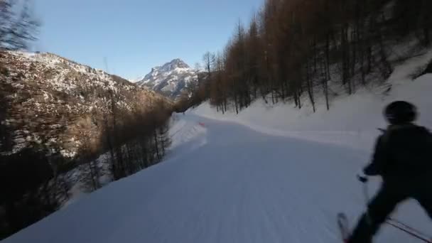 경사면 아래로 스키 — 비디오