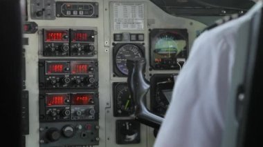 Uçuş güvertesinde küçük bir uçağı kontrol etmek.