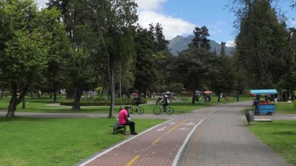 Parque no meio de Quito — Vídeo de Stock