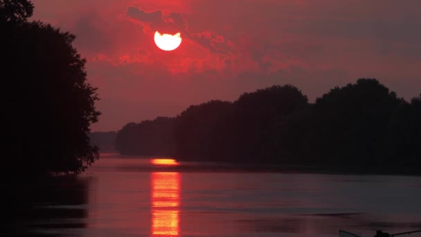 Wolken zonsopgang boven een rivier — Stockvideo