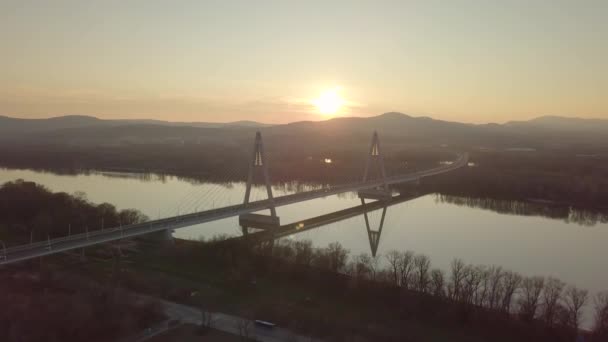 Автомобильный мост на реке — стоковое видео