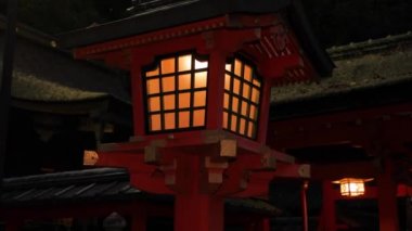 Geleneksel Japon feneri geceleyin