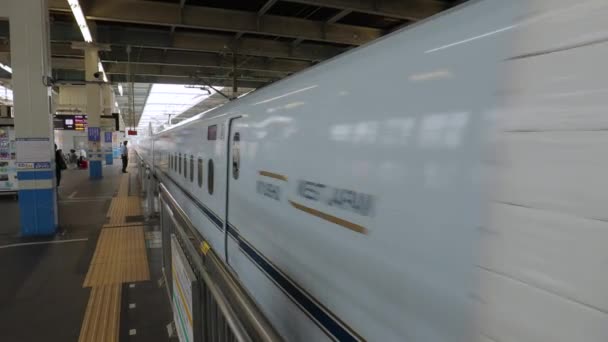 Jepenese Shinkansen tåg anländer på en station — Stockvideo