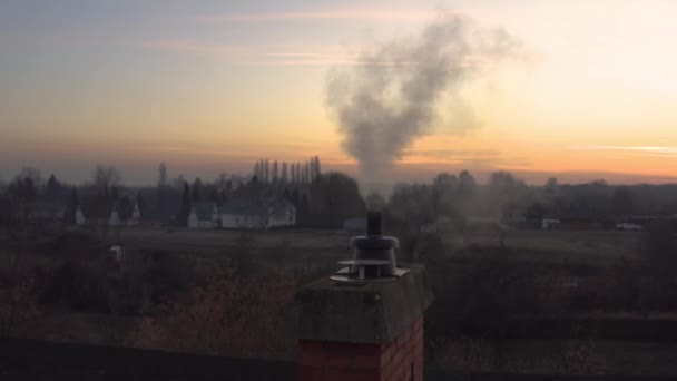 Куріння цимні на даху — стокове відео