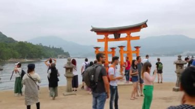 Miyajima, Hiroşima 'daki Tori kapısı, çevredeki insanlar.