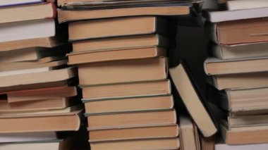 Yığının içindeki kitap duvarı
