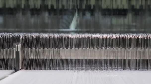Detalle industrial moderno telar con hilo blanco — Vídeos de Stock
