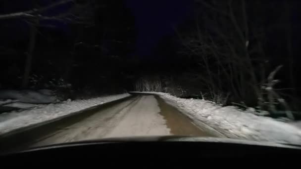 Geceleri karda araba sürerken — Stok video