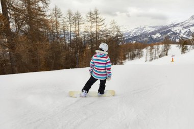 Yokuşta snowboardcu