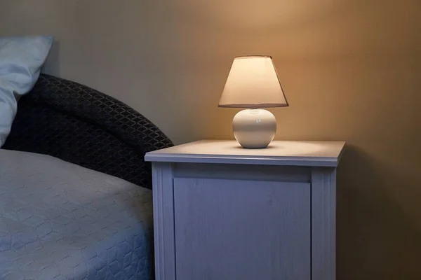 Lampa na stoliku nocnym — Zdjęcie stockowe