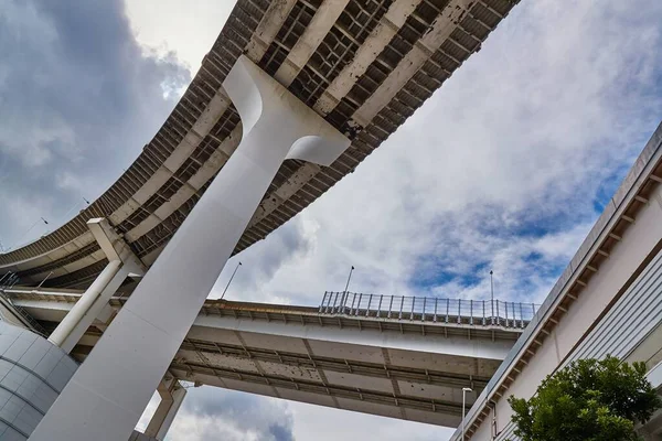 Estrutura elevada da rede rodoviária a partir de baixo — Fotografia de Stock