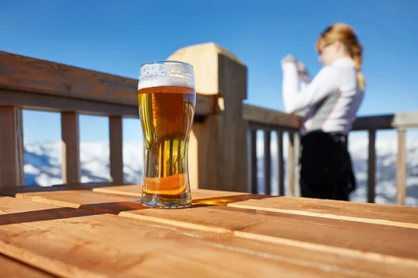 景色の良いテラスでビールを飲む — ストック写真