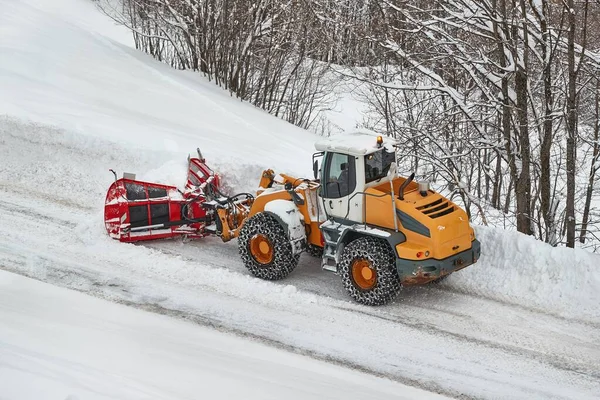 Zimní silniční mýtina sněžný pluh — Stock fotografie