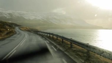 İzlanda 'da araba sürmek, dramatik ışıkta kar yağmak.