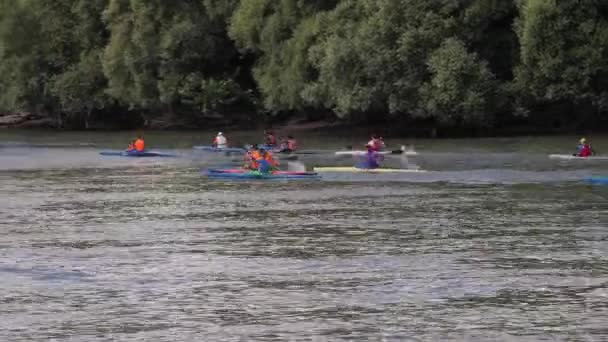 Kayak entrenamiento en un río — Vídeos de Stock