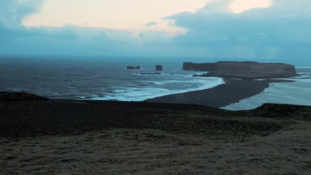 Islândia paisagem praia de areia preta no crepúsculo — Vídeo de Stock