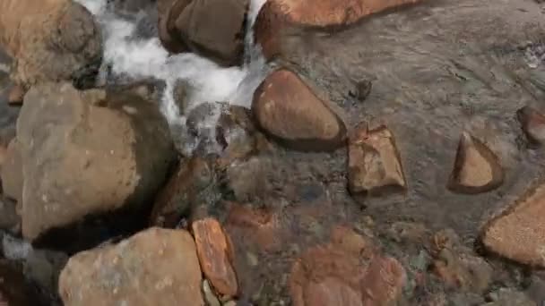 Cruzando um vapor de montanha ponto de vista em primeira pessoa — Vídeo de Stock