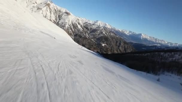 Skiën van een piste eerste persoon standpunt — Stockvideo