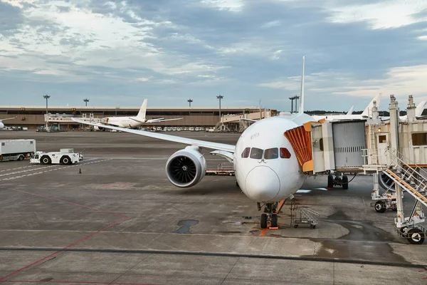 Avión en un aeropuerto — Foto de Stock