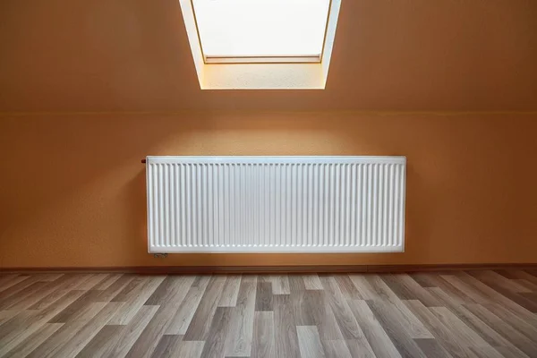 Radiador de aquecimento em um quarto — Fotografia de Stock