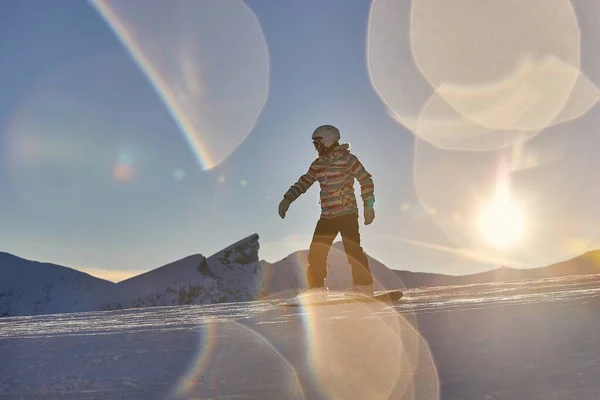 Snowboarder w słońcu, krople wody na soczewce — Zdjęcie stockowe